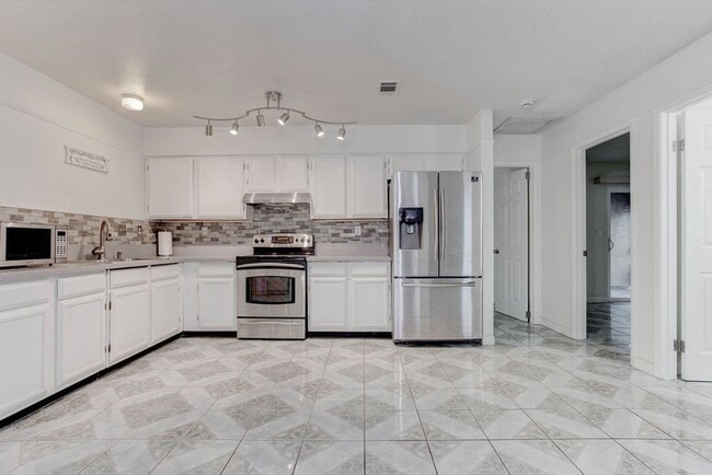 Building Photo - 808 Hedge Way