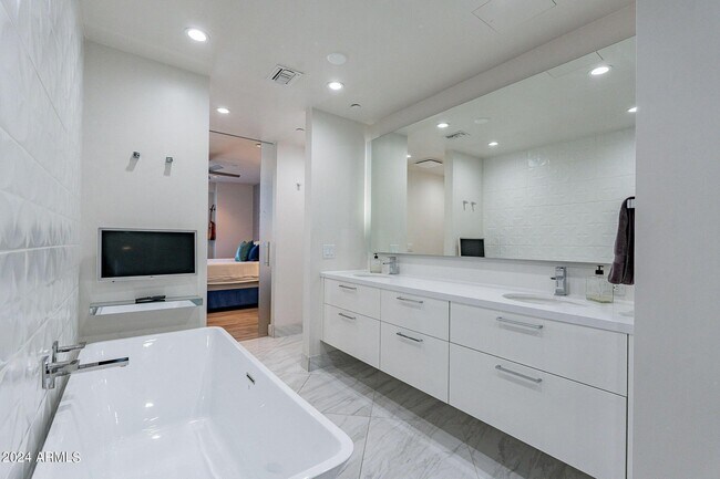 Building Photo - 4422 N 75th St