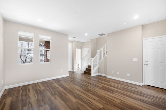 Building Photo - 3BD, 2.5BA Englewood Townhome with 2-Car Garage