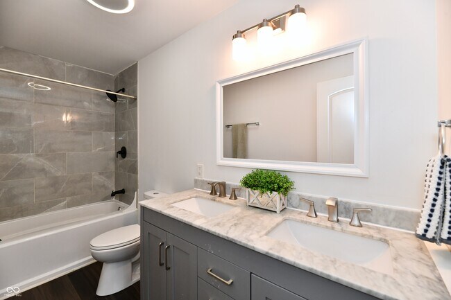 Building Photo - 1924 Mansfield St