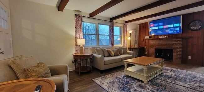 Building Photo - Walking distance to UD - Pending Applicati...