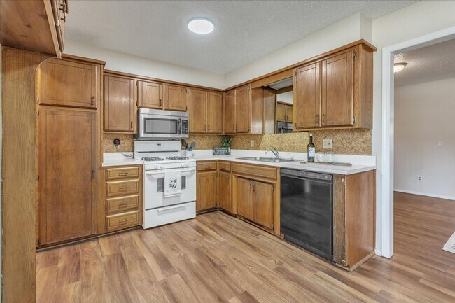 Building Photo - 3 bed, 2 bath, 2 livings