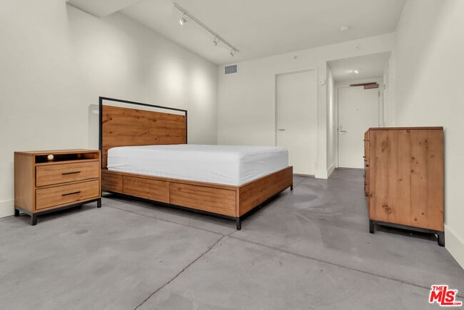 Building Photo - 940 E 2nd St