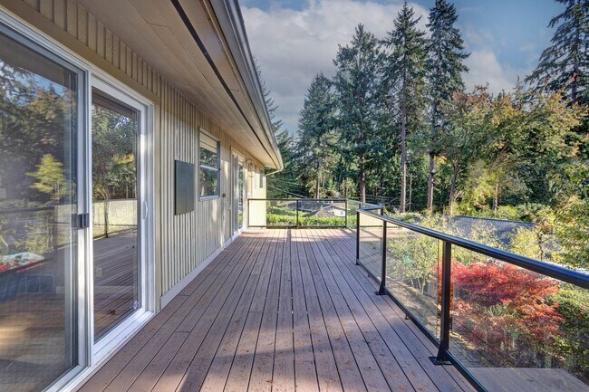 Building Photo - 5bd/2.75ba Shoreline House