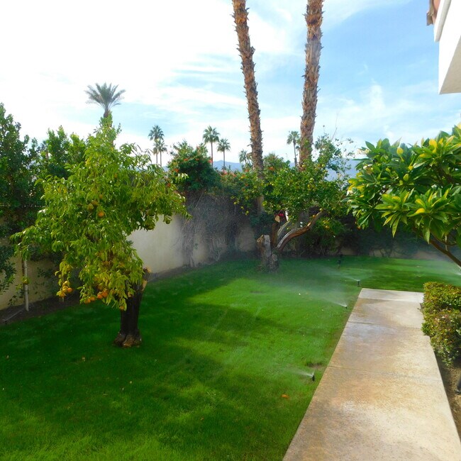 Building Photo - 14 Mission Palms Dr W