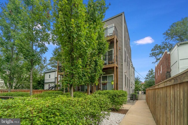 Building Photo - 1340 Nicholson St NW