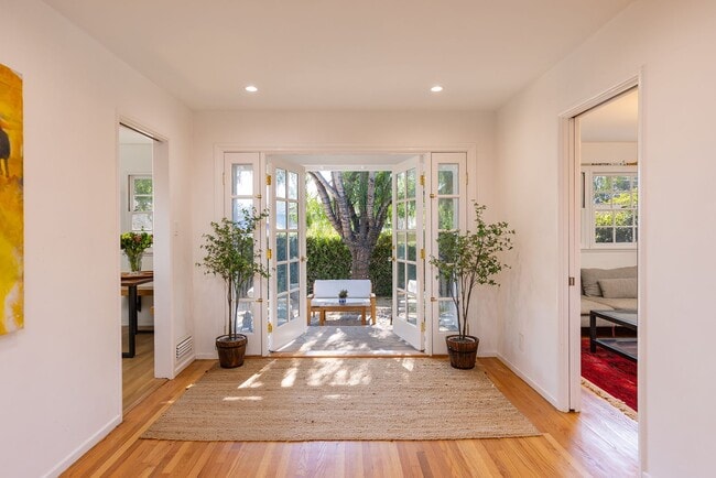 Building Photo - Downtown cottage