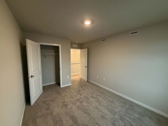 Building Photo - 1405 NE 59th Ln