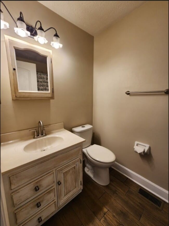 Building Photo - A cozy 3 bedroom, one bathroom house!
