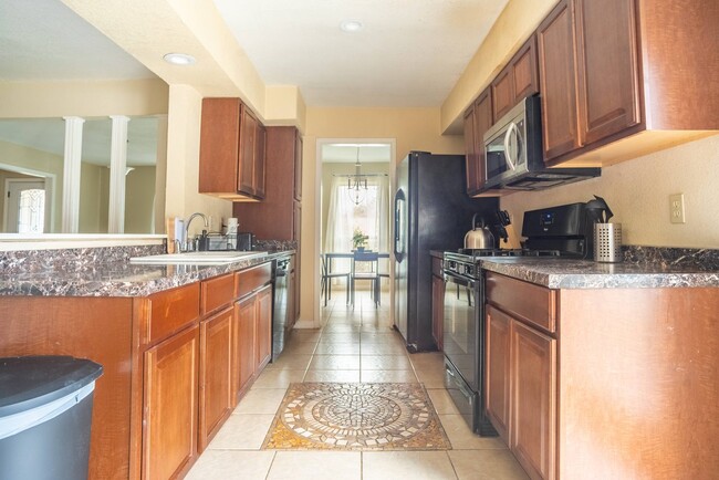 Building Photo - Queen room in 4-bed/2.0-bath Home