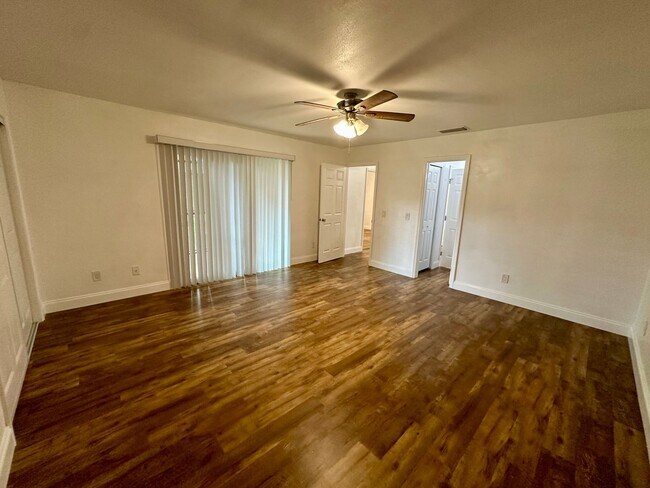 Building Photo - Fully Remodeled - 2/2 Townhome in Central ...