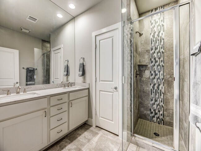 Building Photo - Rooftop Evenings, 3 bedroom 3 bath Condo. ...