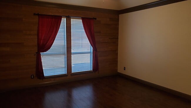 Building Photo - 1621 Colonial Dr
