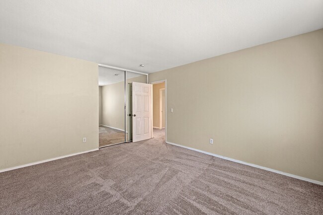 Building Photo - Ideal for Large Families – 6BR/4BA Eastval...