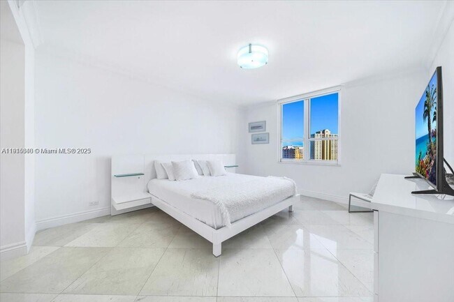 Building Photo - 701 Brickell Key Blvd