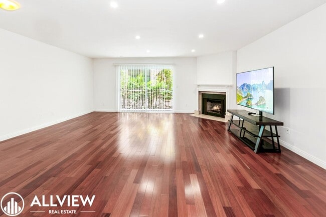 Building Photo - Beautifully Upgraded 2-Bed, 3-Bath Townhouse in Prime Westwood LA Area