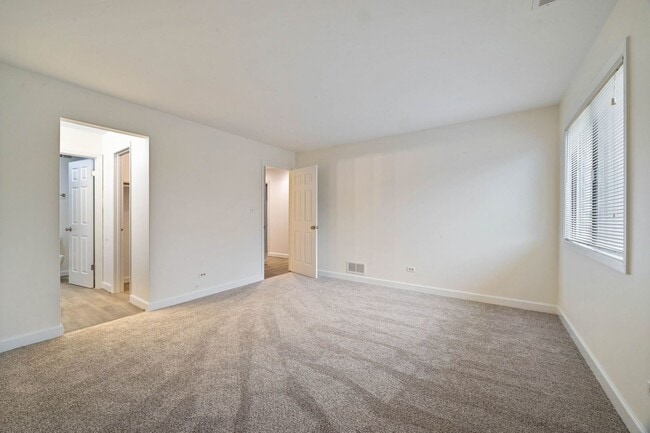 Building Photo - 0N024 Ambleside Dr