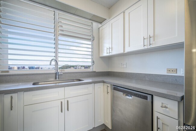 Building Photo - 2 Bd/2 Ba/1 Parking Condo in Banyan Tree Plaza, Honolulu