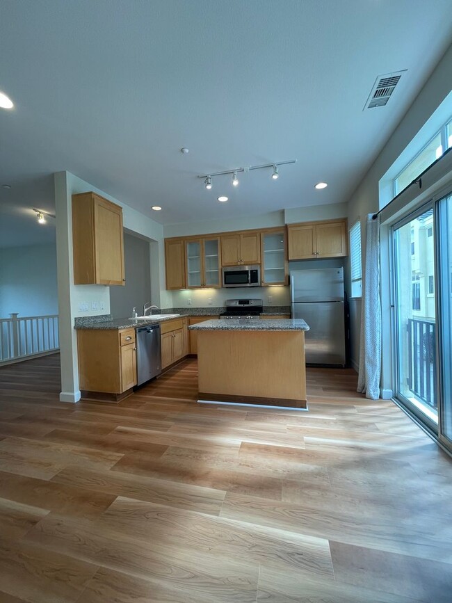 Primary Photo - Great Location Spacious 3 Bedroom Townhous...