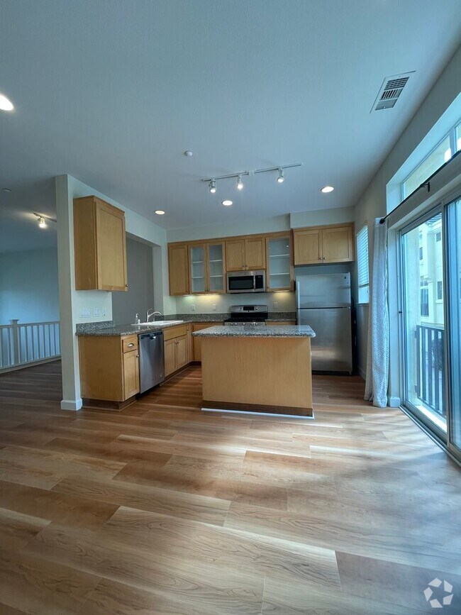 Building Photo - Great Location Spacious 3 Bedroom Townhous...