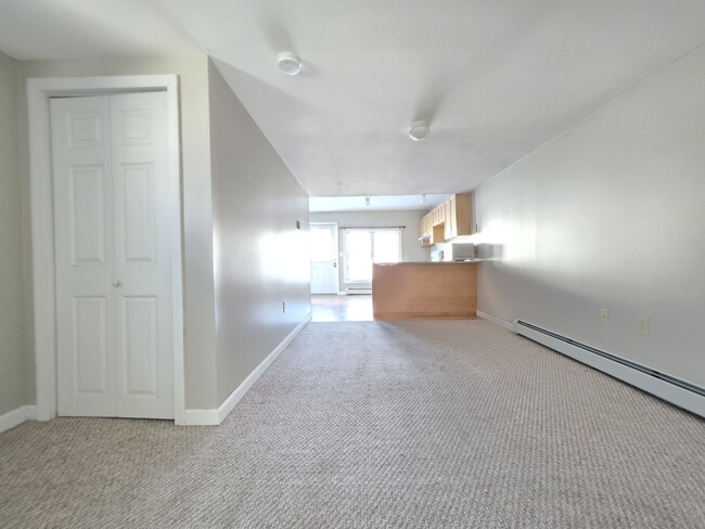 Building Photo - 208 Grove St