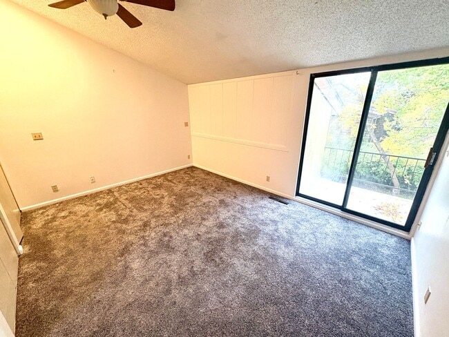 Building Photo - 2 bedroom 2 bath condo