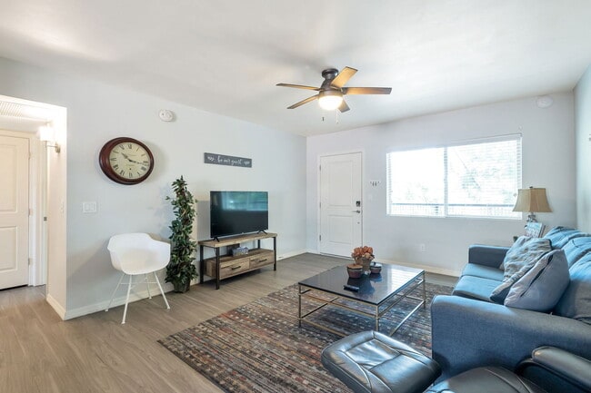 Building Photo - 838 E 9th St