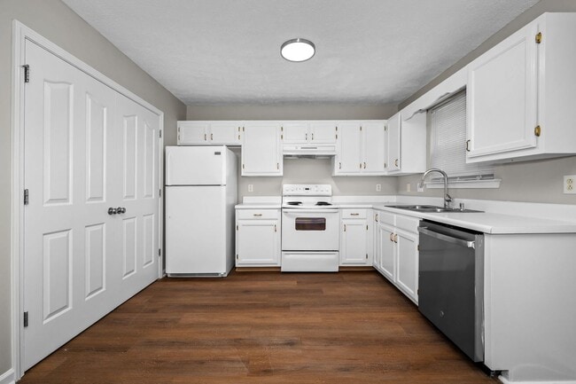 Building Photo - 2426 Willowbrook Dr