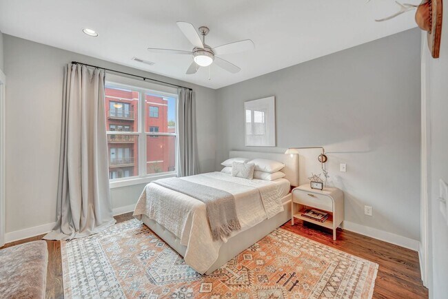 Building Photo - 3 Bed/ 3.5 Bath Townhome in Wedgewood with 2 Car Garage, Furnished or Unfurnished