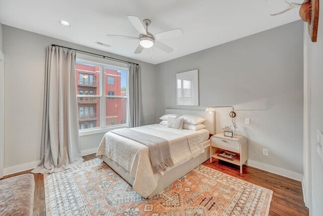 Building Photo - 3 Bed/ 3.5 Bath Townhome in Wedgewood with...