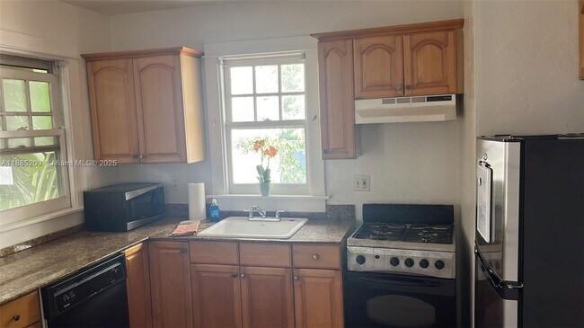 Building Photo - 315 Eucalyptus St