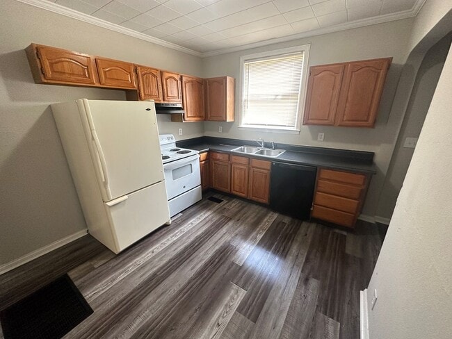 Building Photo - Rent Special Available! Pet Friendly 2 Sto...