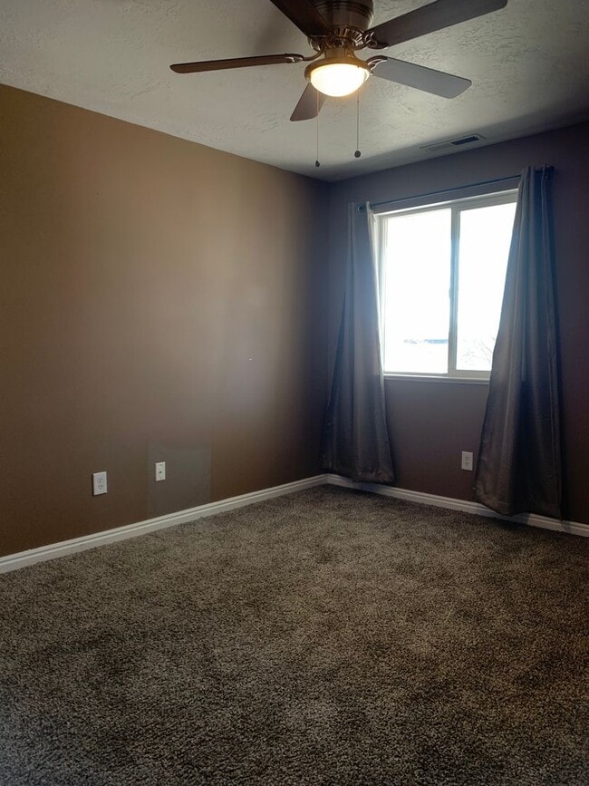 Building Photo - Must See! $800 in Rent Credit Upon Move In! 2 Bed 1 Bath Condo for Rent in Ogden