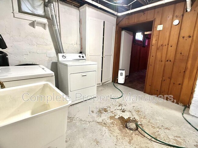 Building Photo - 806 John Farry Pl