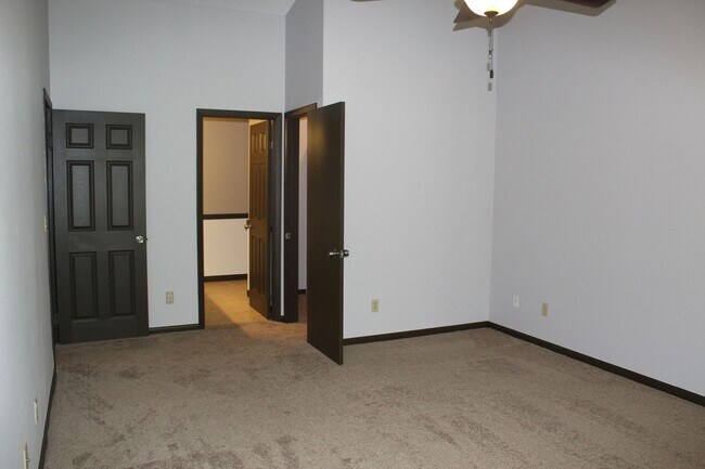 Building Photo - 2 bed 2 bath condo