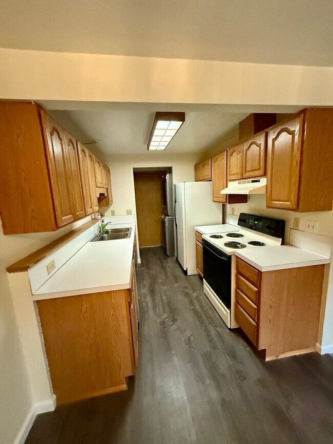 Building Photo - 3 BR, 1.5 bath townhome located in Central...