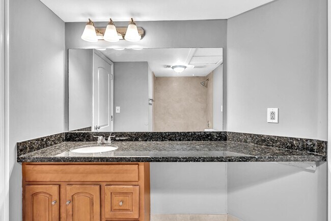 Building Photo - 2820 N Oakland Forest Dr