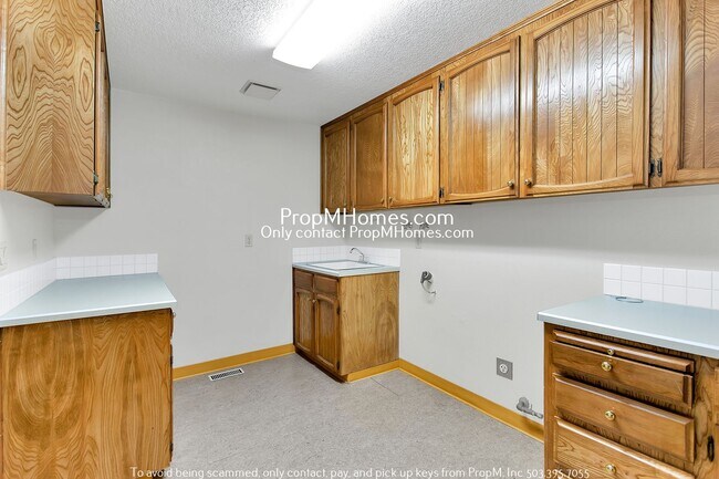 Building Photo - Lake Oswego Beauty! Three Bedroom Ranch Style On 1/4 Acre!