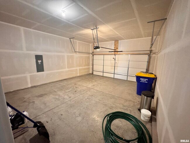 Building Photo - 709 E Bear Dr