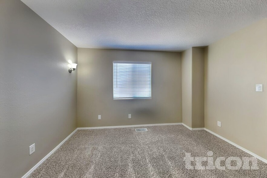 Building Photo - 6407 Black Hawk Dr NE