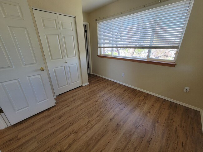 Building Photo - Adorable and Sunny One Bedroom Apartment near CU in Central Boulder