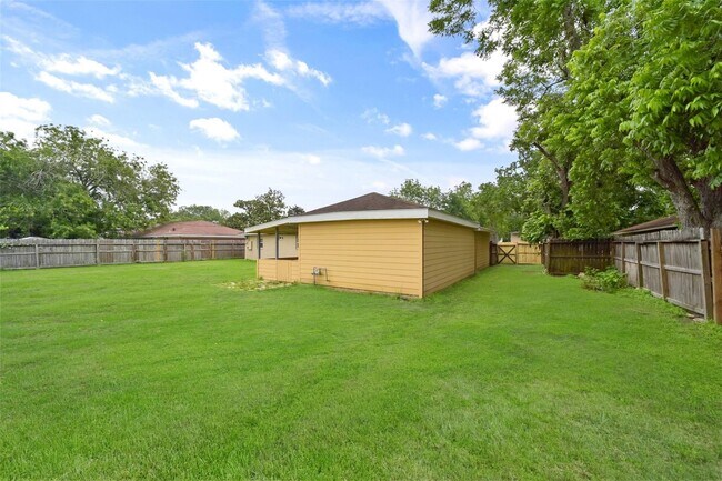 Building Photo - 214 Schilling Ave