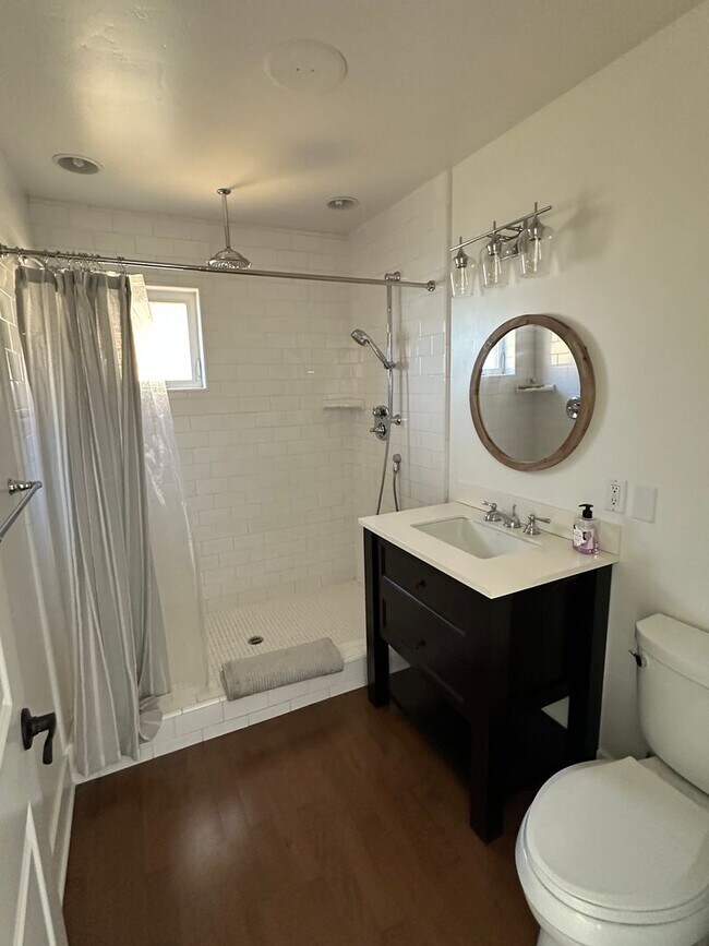Building Photo - Move in special! $700 off first months rent.
