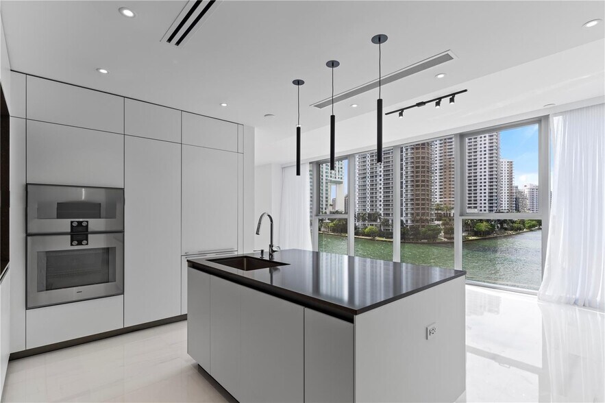 Building Photo - 300 S Biscayne Blvd
