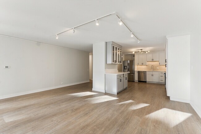 Building Photo - 200 E Delaware Pl