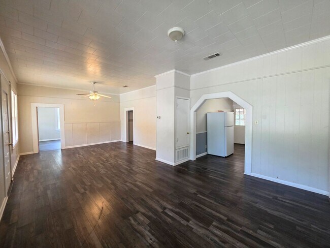 Building Photo - 3BR/1BA home with Bonus Room and large fenced back yard