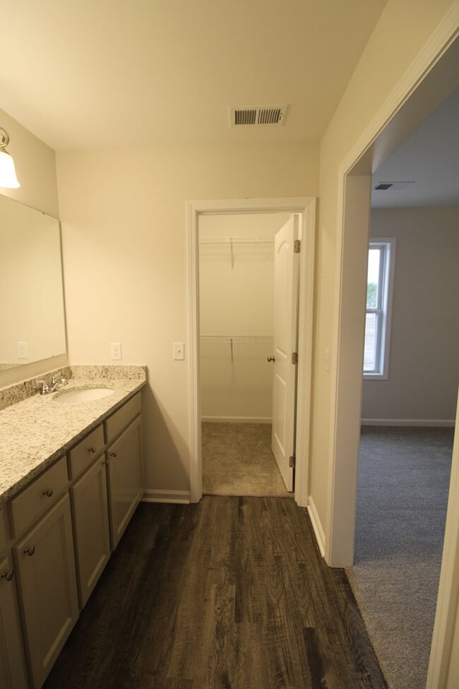 Building Photo - 578 Brushwood Dr