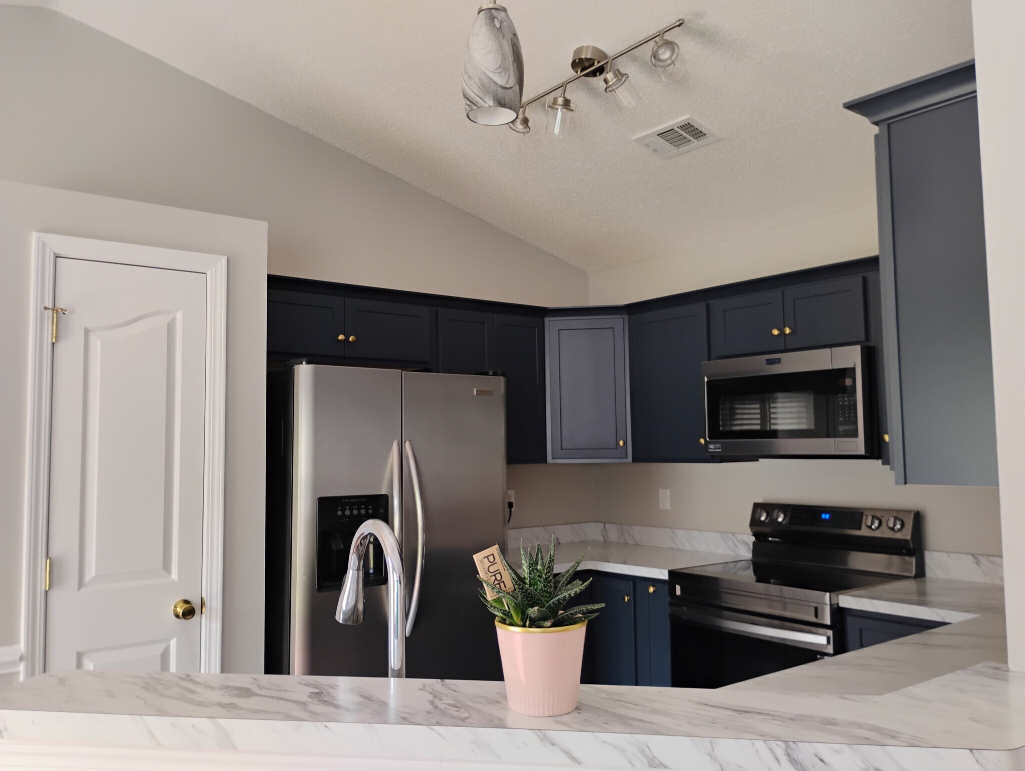 Kitchen - 734 Waterbrook Ln