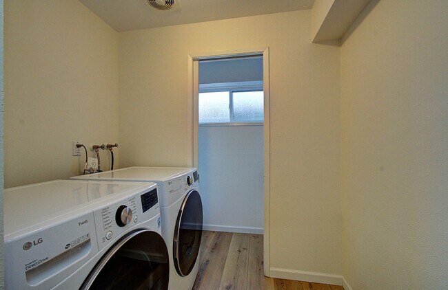 Building Photo - Spacious 4bd 2.5ba Home - Avail. Now!