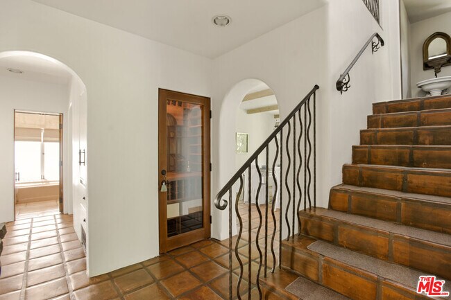 Building Photo - 1407 N Beverly Dr